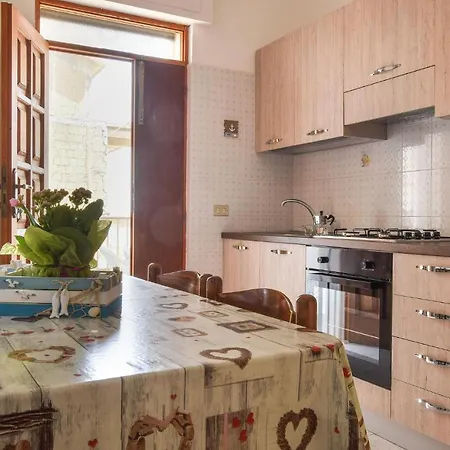 Awesome In With House Sea View Apartman
